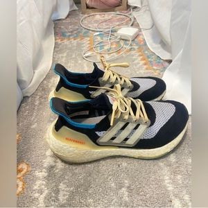 Sz 7 adidas ultra boost sneakers